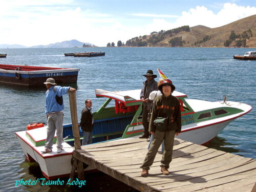 チチカカ湖を渡り、国境を越えてペルーへと戻ります
