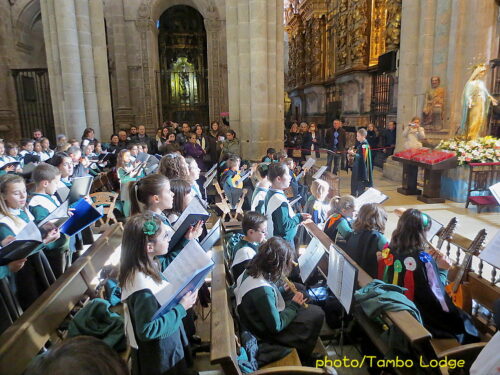 聖地Santiago de Compostelaの大聖堂での巡礼者のためのミサ