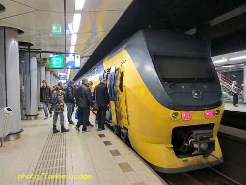 空港から電車に乗って、アムステルダム中央駅へ