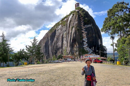支配人、絶壁の岩山「Piedra del peñor」に登る