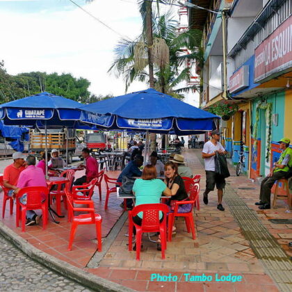 Guatapéの広場のカフェで朝食を