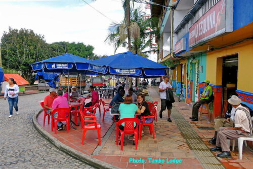 Guatapéの広場のカフェで朝食を