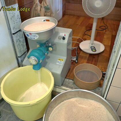 繁忙期を前に、米粉の自家製粉