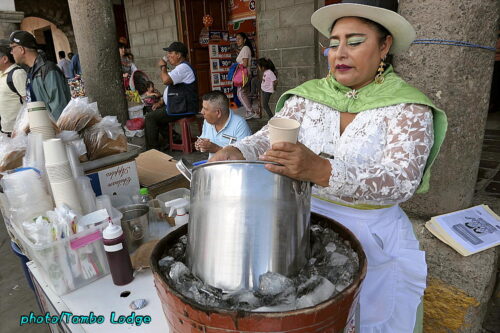 Ayacuchoの伝統的なアイスクリーム「Muyuchi」を食べる