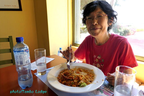 ワイナリーのレストラン「Tambo de Tacama」で昼食を食べる