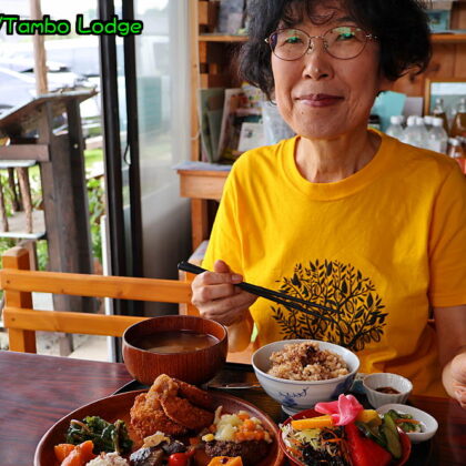 秋の風吹く峠を越えて、ベジ・レストラン「銀河のほとり」でランチ