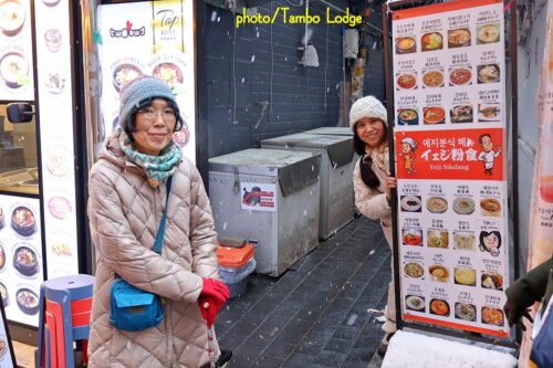 雪の中、朝食と両替のために明洞へ