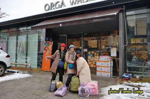 雪の中、ホールフードショップの「ORGA」本店で食材の爆買い