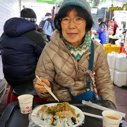 市場での朝食に裏巻キンパを食べる