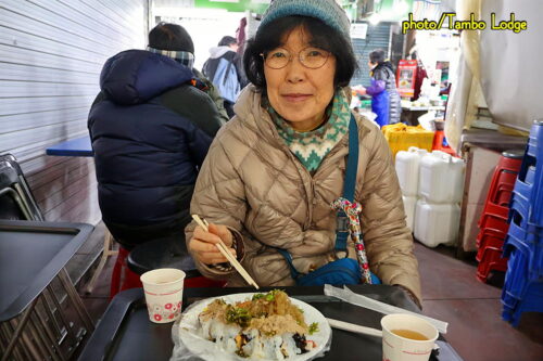 市場での朝食に裏巻キンパを食べる