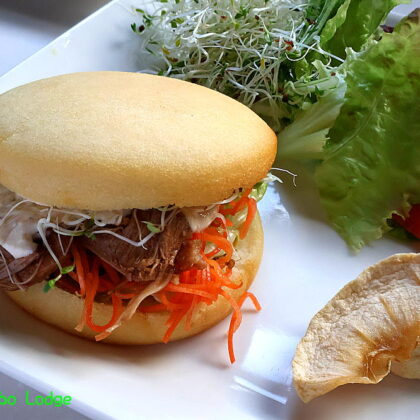 朝食に米粉のハンバーガー