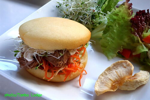 朝食に米粉のハンバーガー