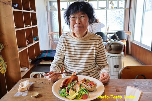 おいしい薬膳「白牡丹」で椿の花の天婦羅のランチ