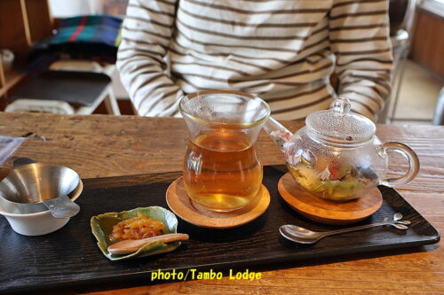 おいしい薬膳「白牡丹」で椿の花の天婦羅のランチ