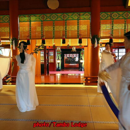日光二荒山神社の舞の奉納と自然食レストラン「Azconexion」
