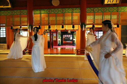 日光二荒山神社の舞の奉納と自然食レストラン「Azconexion」