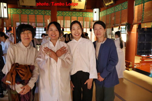 日光二荒山神社の舞の奉納と自然食レストラン「Azconexion」