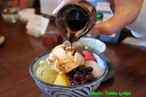 日光二荒山神社の舞の奉納と自然食レストラン「Azconexion」